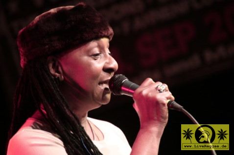 Dawn Penn (Jam) with Soulfood International 14. This Is Ska Festival , Wasserburg Rosslau 19. Juni 2010 (3).JPG